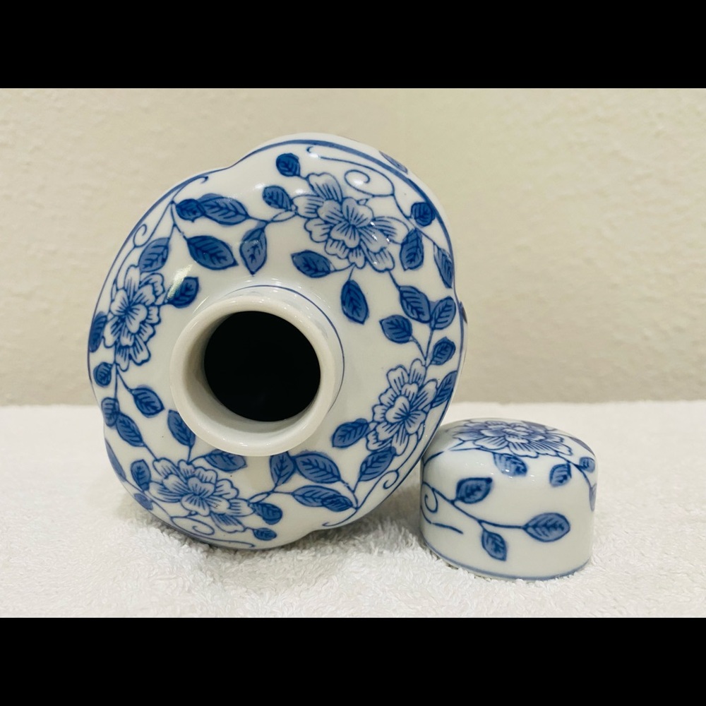 VINTAGE ANDREA BY SADEK BLUE/WHITE BIRD/FLORAL SMALL VASE W/ LID MADE IN CHINA - Picture 7 of 12